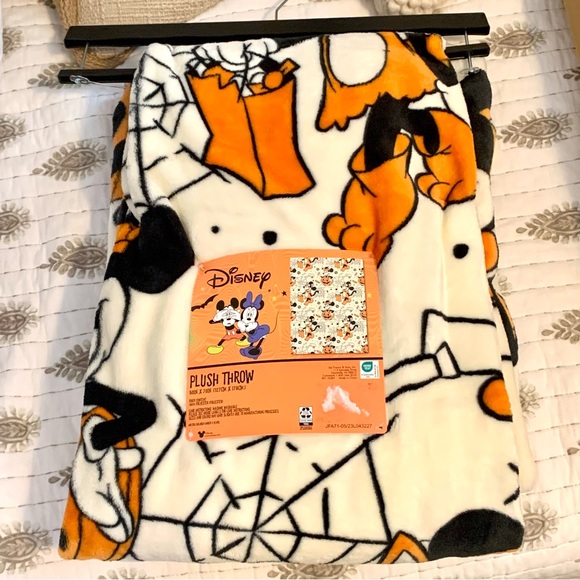 Vintage Style Minnie & Mickey Mouse 50” x 70” Plush Halloween Throw Blanket - Picture 9 of 11